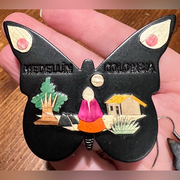 VTG Handmade Wooden Medellin, Colombia Butterfly Earrings with Coordinating Box - Picture 5 of 9